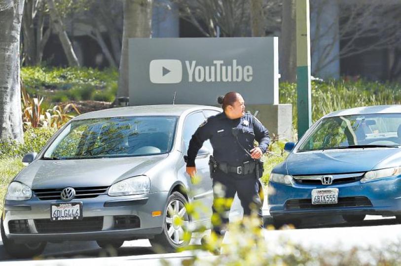 ■警員接報趕到YouTube總部。美聯社 ■警員接報趕到YouTube總部。美聯社