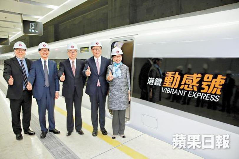 ■林鄭月娥(右)上月試坐高鐵「動感號」,大讚行車穩定。 ■林鄭月娥(右)上月試坐高鐵「動感號」,大讚行車穩定。