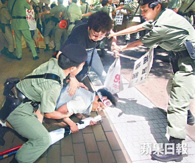 ■有示威廠戶遭警員制服在地上。■立法會前議員陳偉業2000年與華基廠戶一同抗議。 ■有示威廠戶遭警員制服在地上。■立法會前議員陳偉業2000年與華基廠戶一同抗議。