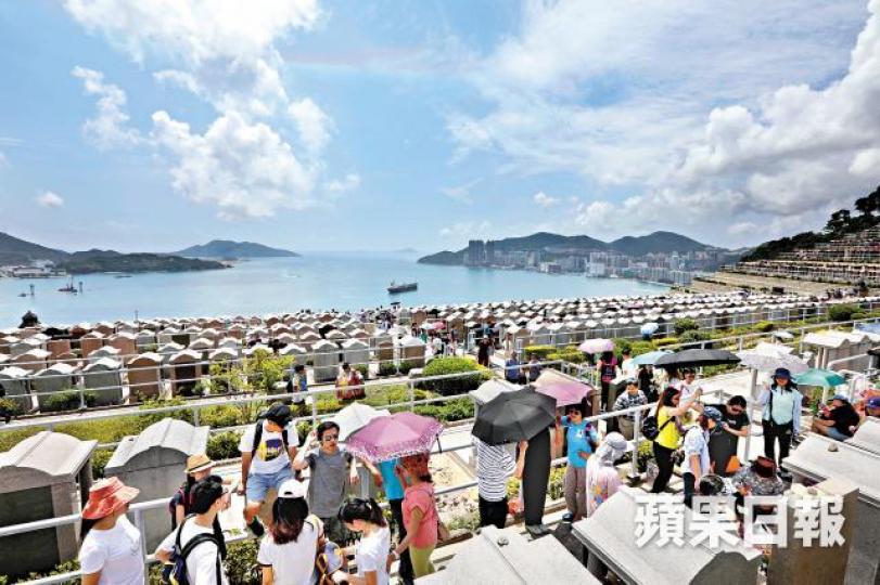 ■昨氣溫平均升至28℃以上,將軍澳華人永遠墳場對出海面曾出現彩虹。李家皓攝 ■昨氣溫平均升至28℃以上,將軍澳華人永遠墳場對出海面曾出現彩虹。李家皓攝