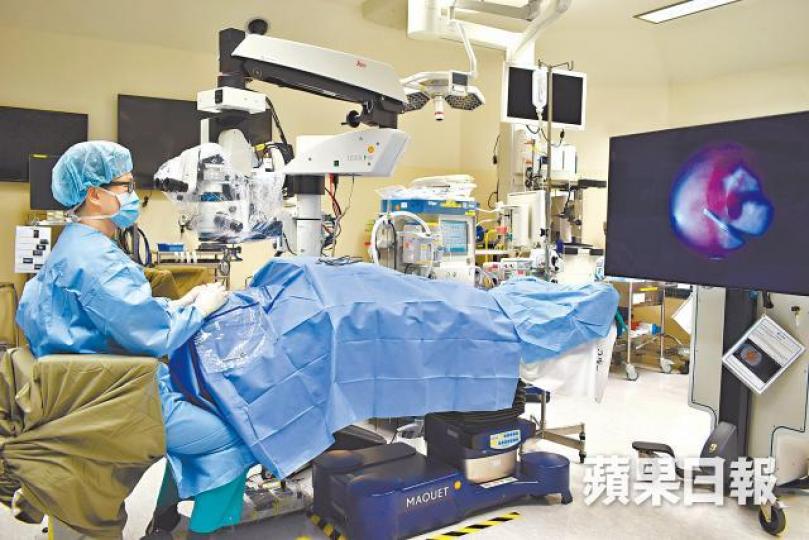 ■明愛醫院去年引入「3D影像化系統」,助醫生透過立體影像為病人做較複雜的眼科手術。明愛醫院提供圖片■眼科醫生林峰期望3D手術可徹底清除病人眼部的壞組織。朱家駿攝 ■明愛醫院去年引入「3D影像化系統」,助醫生透過立體影像為病人做較複雜的眼科手術。明愛醫院提供圖片■眼科醫生林峰期望3D手術可徹底清除病人眼部的壞組織。朱家駿攝