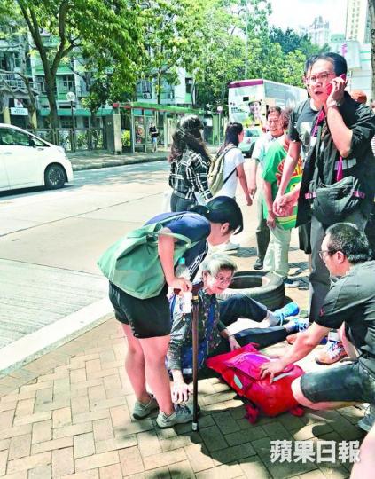 ■婆婆被飛脫車轆撞跌。 ■婆婆被飛脫車轆撞跌。