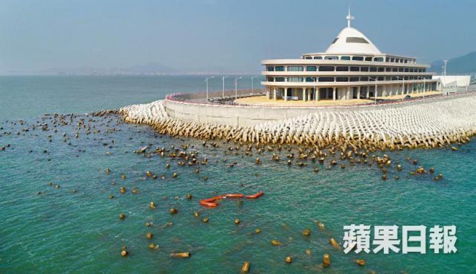 ■港珠澳大橋隧道人工島防波堤弱波石漂散海面未有扣連,被質疑失保護作用。《蘋果》記者攝■港珠澳大橋動工以來先後爆出嚴重超支、工程延誤等醜聞。 ■港珠澳大橋隧道人工島防波堤弱波石漂散海面未有扣連,被質疑失保護作用。《蘋果》記者攝■港珠澳大橋動工以來先後爆出嚴重超支、工程延誤等醜聞。