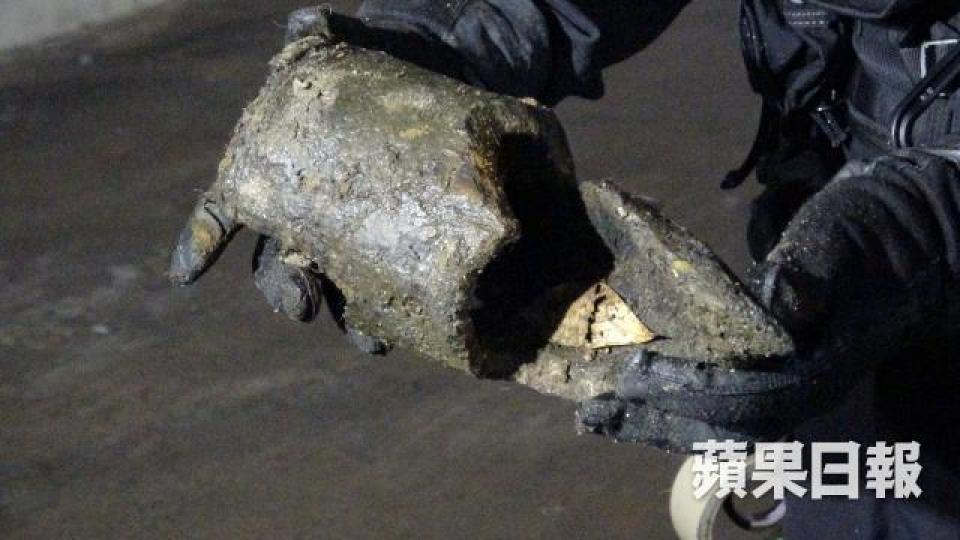 ■爆炸品處理課人員到場引爆炮彈後撿走彈殼。鄭大康攝 ■爆炸品處理課人員到場引爆炮彈後撿走彈殼。鄭大康攝