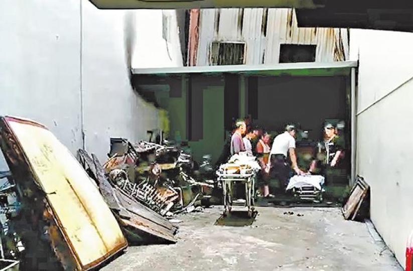 ■工人將遺體抬離現場。■女屋主(左)心情悲痛。 ■工人將遺體抬離現場。■女屋主(左)心情悲痛。