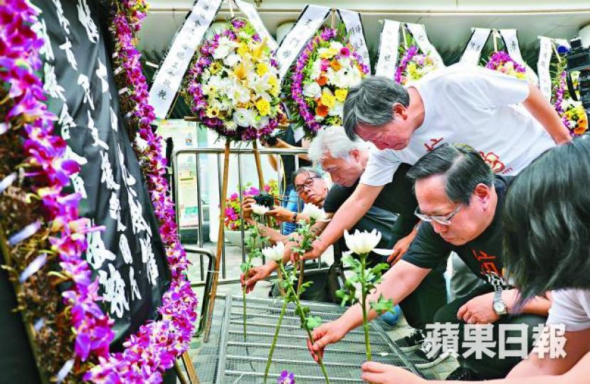 ■支聯會昨在尖沙嘴鐘樓旁舉行清明節獻花活動,悼念六四事件死難者。王心義攝 ■支聯會昨在尖沙嘴鐘樓旁舉行清明節獻花活動,悼念六四事件死難者。王心義攝