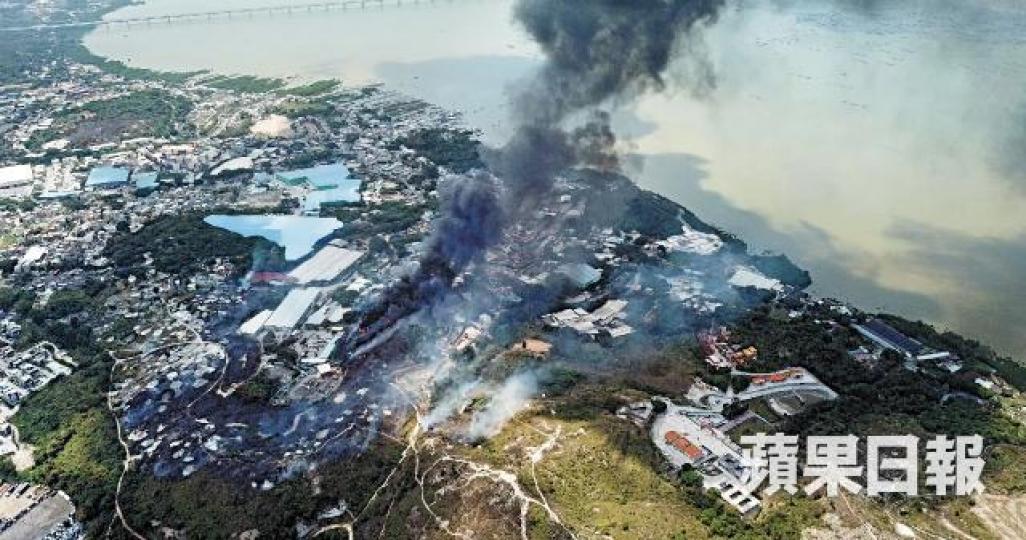 ■流浮山3級火的火場面積達100米乘150米,濃煙沖天。 ■流浮山3級火的火場面積達100米乘150米,濃煙沖天。