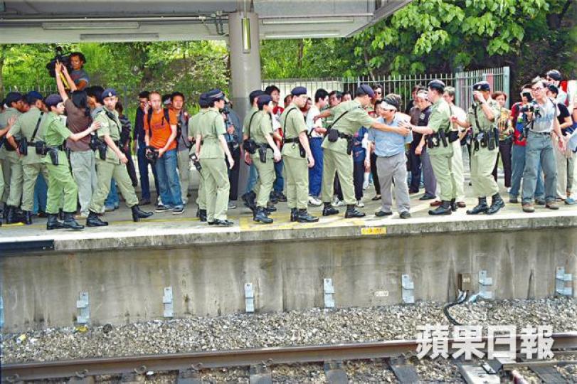 ■1999年政府以建西鐵為由強收華基工業中心,2000年一班廠戶圍堵九龍塘火車站示威,有人企圖跳軌抗議。■70多歲的蔡太一說起華基及亡夫往事便激動落淚。李潤芳攝■陳先生指商業損失被低估,但政府以他曾簽甲表為由,拒再賠償。 ■1999年政府以建西鐵為由強收華基工業中心,2000年一班廠戶圍堵九龍塘火車站示威,有人企圖跳軌抗議。■70多歲的蔡太一說起華基及亡夫往事便激動落淚。李潤芳攝■陳先生指商業損失被低估,但政府以他曾簽甲表為由,拒再賠償。
