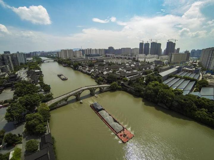 ■杭州市推出抽籤賣樓,防止炒賣。 ■杭州市推出抽籤賣樓,防止炒賣。