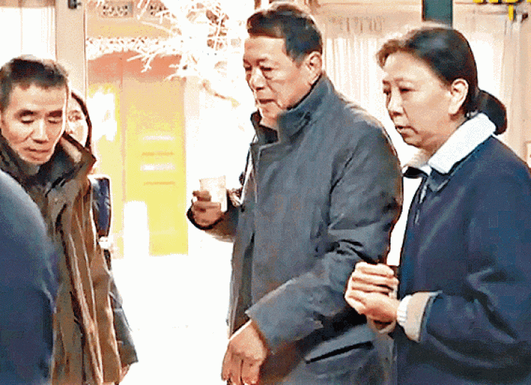 ■王雁南(右)表示仍在爭取父母骨灰合葬。 ■王雁南(右)表示仍在爭取父母骨灰合葬。