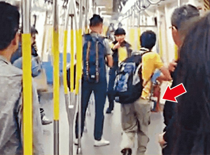 ■有男乘客拿滅火筒(箭嘴示)將火撲熄。讀者提供圖片 ■有男乘客拿滅火筒(箭嘴示)將火撲熄。讀者提供圖片