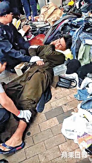 ■店主兒子在衝突中倒地。 ■店主兒子在衝突中倒地。