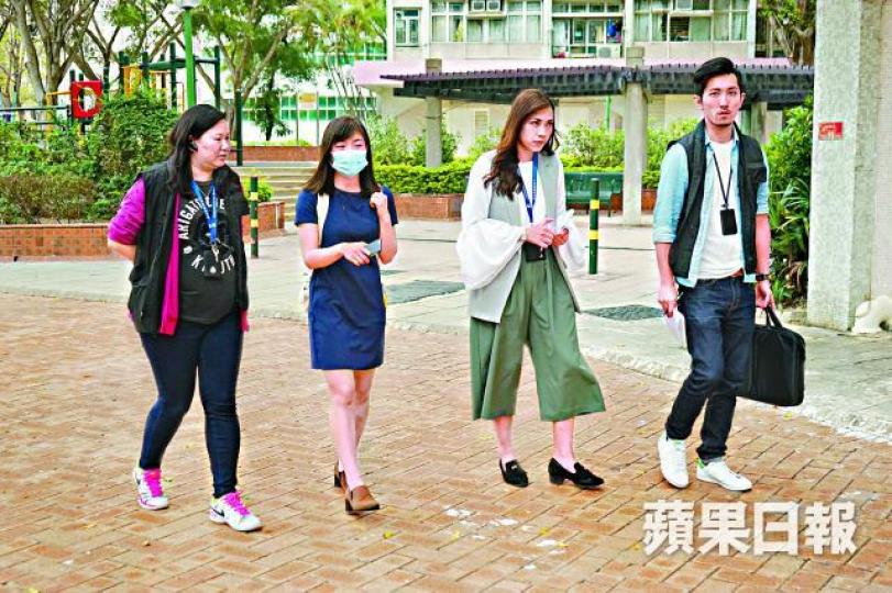 ■探員與受害狗主余小姐(左二)昨在華明邨內重組案情。張家豪攝 ■探員與受害狗主余小姐(左二)昨在華明邨內重組案情。張家豪攝