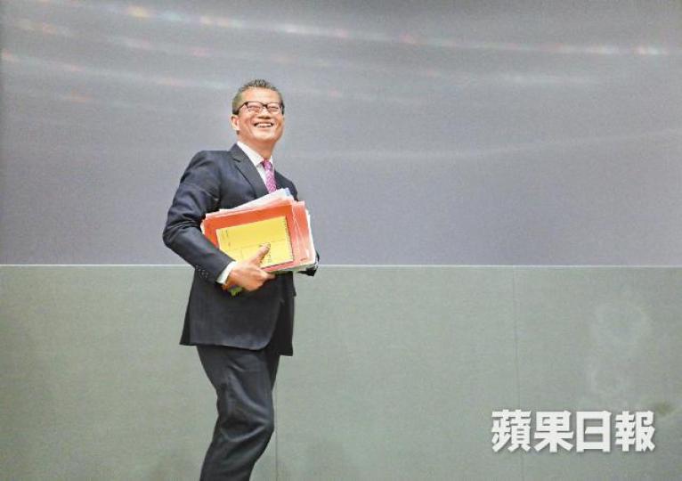 ■陳茂波早前宣佈向280萬名市民發放4,000元作「補鑊拾遺」。資料圖片 ■陳茂波早前宣佈向280萬名市民發放4,000元作「補鑊拾遺」。資料圖片