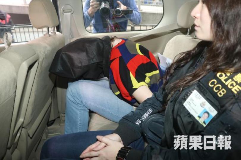 被捕女經紀由警員押返警署調查。
被捕女經紀由警員押返警署調查。