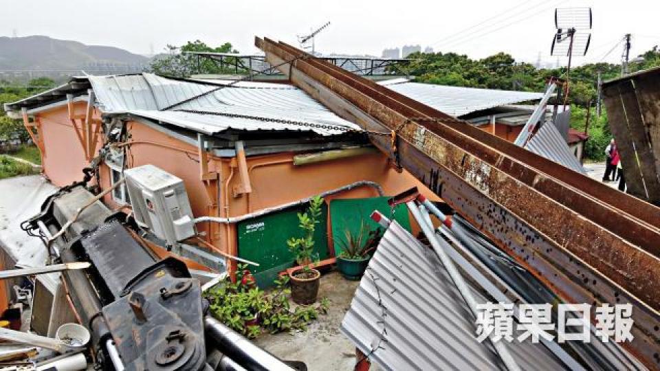 ■吊臂連同工字鐵擊毀村屋外牆,屋頂亦凹陷。 ■吊臂連同工字鐵擊毀村屋外牆,屋頂亦凹陷。