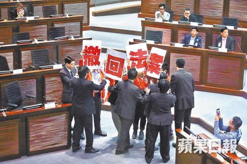 ■公聽會舉行期間,4名工黨成員高叫「撤回法案」及「一地兩檢違法違憲」口號,遭保安趕離場。王心義攝 ■公聽會舉行期間,4名工黨成員高叫「撤回法案」及「一地兩檢違法違憲」口號,遭保安趕離場。王心義攝