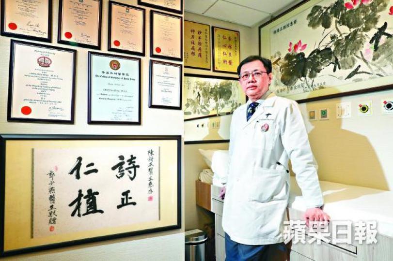 ■擁有一雙巧手的肝臟移植專家陳詩正,揚言轉投私營市場,不為「頴真銀」。何家達攝■范上達(左)當年慧眼邀陳詩正(右)加盟移植團隊。■平日一臉嚴肅的陳詩正原來是Band友(右一),結他造詣了得。 ■擁有一雙巧手的肝臟移植專家陳詩正,揚言轉投私營市場,不為「頴真銀」。何家達攝■范上達(左)當年慧眼邀陳詩正(右)加盟移植團隊。■平日一臉嚴肅的陳詩正原來是Band友(右一),結他造詣了得。