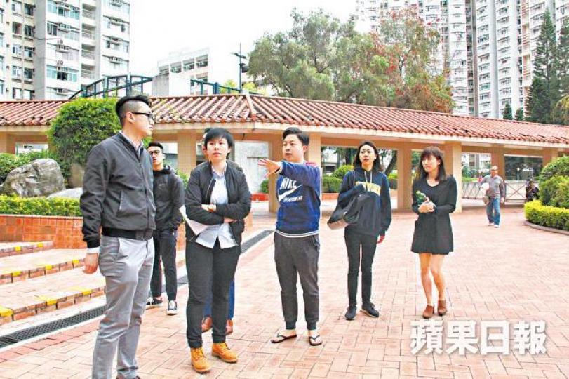 ■警方昨到華明邨搜證,其中一名女狗主(右)講述當日犬隻散步路徑。 ■警方昨到華明邨搜證,其中一名女狗主(右)講述當日犬隻散步路徑。