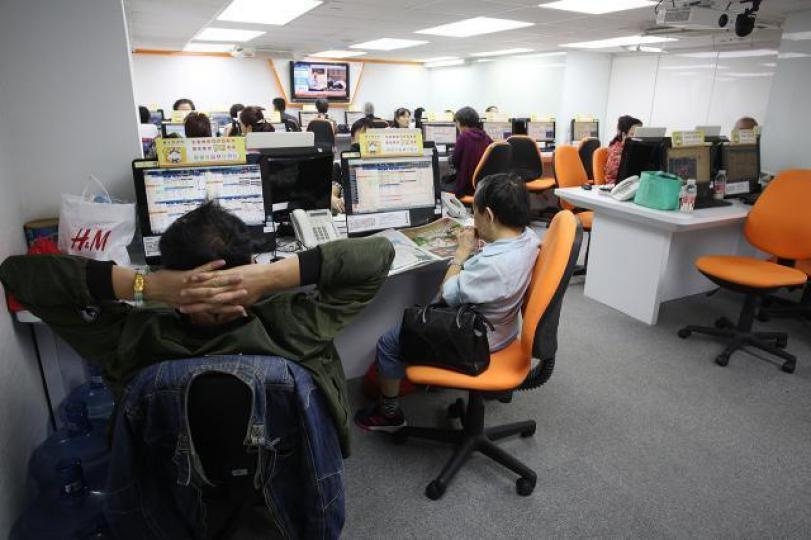 ■投資沒有不勞而獲,齋聽冧把入市隨時中伏。資料圖片 ■投資沒有不勞而獲,齋聽冧把入市隨時中伏。資料圖片