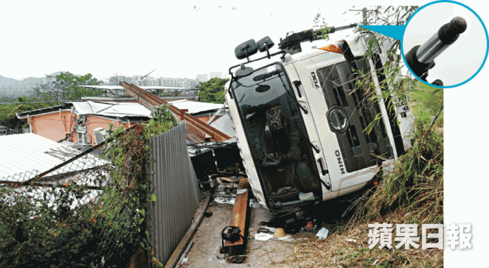 ■涉事吊臂車疑因支重腳撐(圓圖)未有伸盡及踏空,失重心翻側滾落斜坡,壓毀路旁村屋。文兆麟攝■住客江先生事發時身處閣樓,險被石屎碎片擊中。 ■涉事吊臂車疑因支重腳撐(圓圖)未有伸盡及踏空,失重心翻側滾落斜坡,壓毀路旁村屋。文兆麟攝■住客江先生事發時身處閣樓,險被石屎碎片擊中。