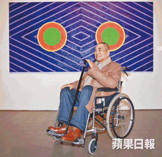 83歲的蕭勤,是二戰活躍至今的抽象大師,他離開家鄉上海72年後首度回歸,開全面的回顧展,以作品回應生命終極、時空真理的深沉追問。雖未親眼見過,但深信有外星人存在的蕭勤,一直以繪畫作為與宇宙連結的媒介,自言「看得越多,越覺自己渺小」,他的作品《宇宙組曲4》。一生像漣漪飄浮的蕭勤,半輩子旅居歐洲,1965年攝於英國。七十餘年未回家鄉,蕭勤這次到埗上海即見到不少老朋友,感受良多。蕭勤與獨女Samantha的舊照,女兒不幸過身後,他一年不能創作,後來則創作了《莎芒妲之升華》、《度大限》系列。蕭勤創作了一 83歲的蕭勤,是二戰活躍至今的抽象大師,他離開家鄉上海72年後首度回歸,開全面的回顧展,以作品回應生命終極、時空真理的深沉追問。雖未親眼見過,但深信有外星人存在的蕭勤,一直以繪畫作為與宇宙連結的媒介,自言「看得越多,越覺自己渺小」,他的作品《宇宙組曲4》。一生像漣漪飄浮的蕭勤,半輩子旅居歐洲,1965年攝於英國。七十餘年未回家鄉,蕭勤這次到埗上海即見到不少老朋友,感受良多。蕭勤與獨女Samantha的舊照,女兒不幸過身後,他一年不能創作,後來則創作了《莎芒妲之升華》、《度大限》系列。蕭勤創作了一
