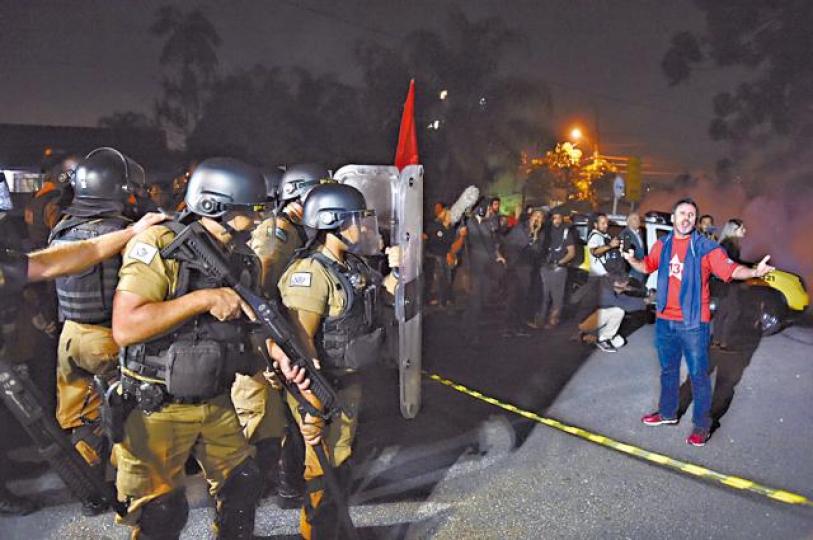 ■庫里奇巴的盧拉支持者上街抗議,警方嚴陣以待。美聯社 ■庫里奇巴的盧拉支持者上街抗議,警方嚴陣以待。美聯社