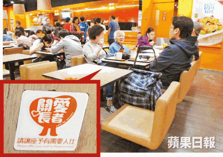 ■大快活優先座枱面貼有白色膠牌(小圖),籲食客讓座予有需要人士。溫瑞麟攝 ■大快活優先座枱面貼有白色膠牌(小圖),籲食客讓座予有需要人士。溫瑞麟攝