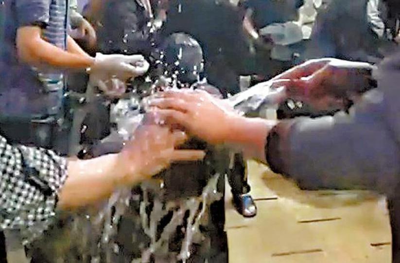 ■小孩疑中毒氣,急救人員大量沖水嘗試沖走化合物。互聯網 ■小孩疑中毒氣,急救人員大量沖水嘗試沖走化合物。互聯網
