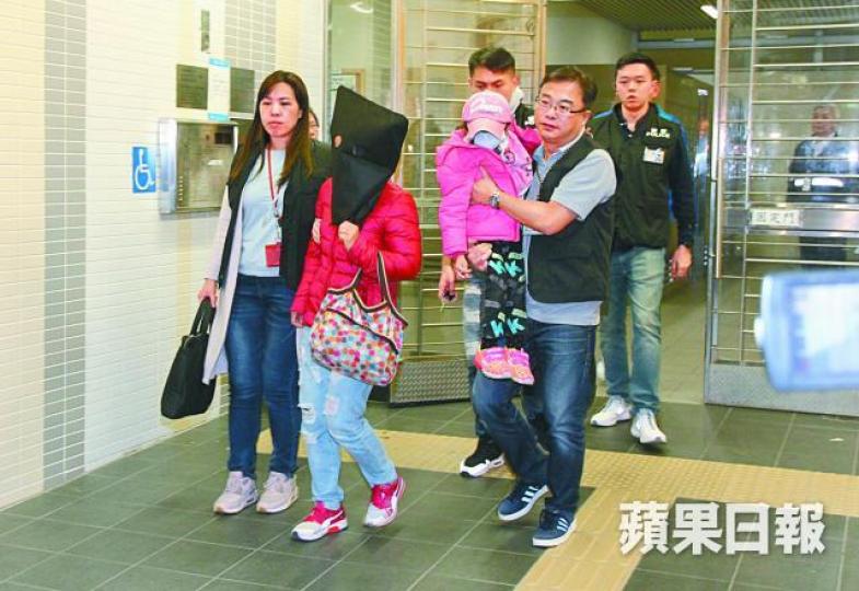 ■一名母親涉多次虐兒,昨晚被蒙頭拘捕,探員將其女兒抱走。溫瑞麟攝■網上流傳短片,涉案婦人在公園狂摑男童,女童有樣學樣施襲。互聯網 ■一名母親涉多次虐兒,昨晚被蒙頭拘捕,探員將其女兒抱走。溫瑞麟攝■網上流傳短片,涉案婦人在公園狂摑男童,女童有樣學樣施襲。互聯網