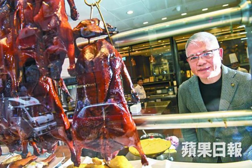 ■鏞記掌舵人「二少」甘琨禮指,當年沙士曾推送燒鵝吸客。方家遠攝 ■鏞記掌舵人「二少」甘琨禮指,當年沙士曾推送燒鵝吸客。方家遠攝