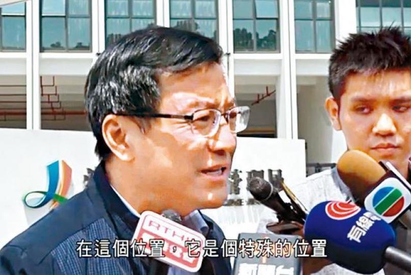 ■大橋管理局副局長余烈指涉事位置特殊,不能整齊擺放弱波石。港台圖片 ■大橋管理局副局長余烈指涉事位置特殊,不能整齊擺放弱波石。港台圖片
