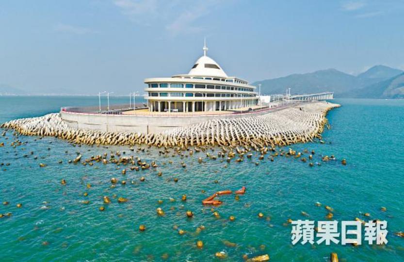 ■港珠澳大橋人工島被質疑防波堤崩塌。資料圖片 ■港珠澳大橋人工島被質疑防波堤崩塌。資料圖片