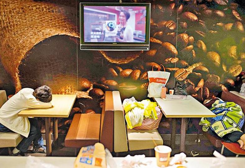 ■不少無家者因為難負擔昂貴租金,只好選擇在快餐店度宿。 ■不少無家者因為難負擔昂貴租金,只好選擇在快餐店度宿。