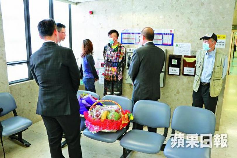 ■男傷者胞弟昨指兄嫂已「可以講到嘢」。莫太 ■男傷者胞弟昨指兄嫂已「可以講到嘢」。莫太