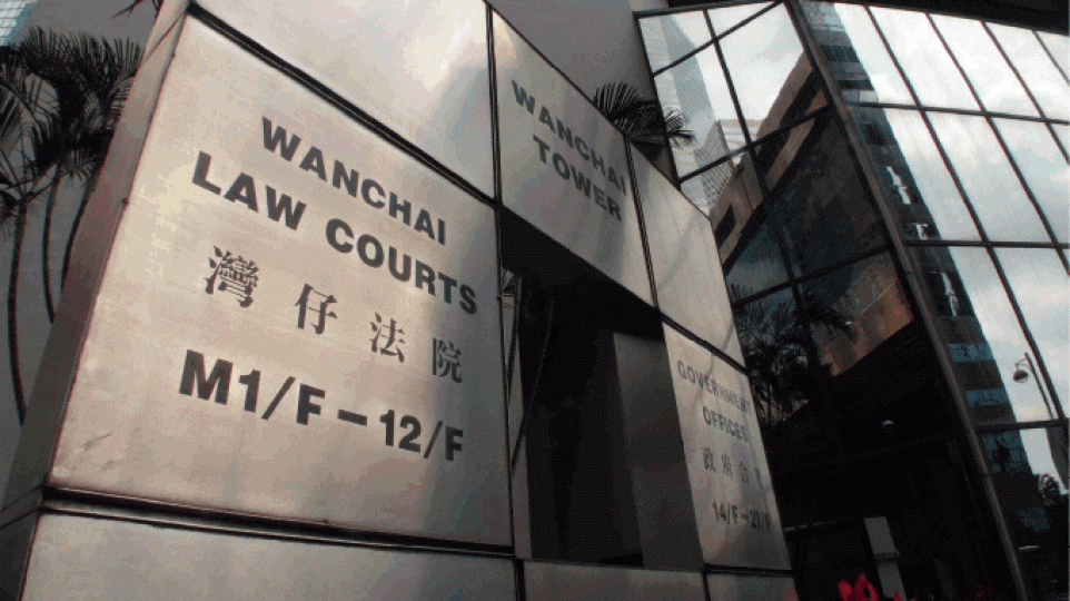 ■休班警長涉在港鐵聲稱男乘客非禮黑裙女,勒索1萬元換取「放生」,案件於區域法院審理。資料圖片 ■休班警長涉在港鐵聲稱男乘客非禮黑裙女,勒索1萬元換取「放生」,案件於區域法院審理。資料圖片