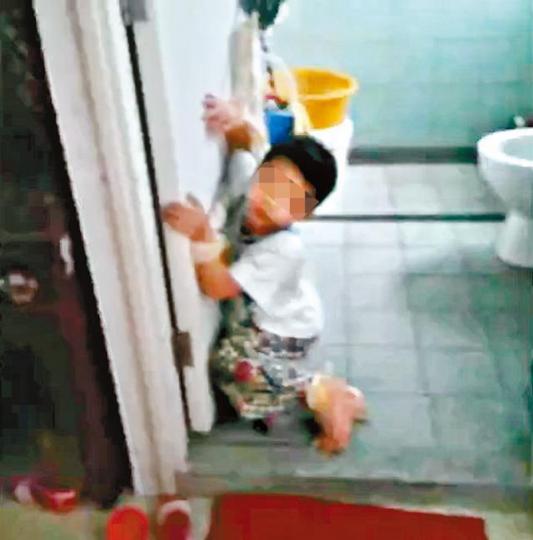 ■一名男童在廁所內遭人綑綁體罰的照片在網上流傳。互聯網 ■一名男童在廁所內遭人綑綁體罰的照片在網上流傳。互聯網