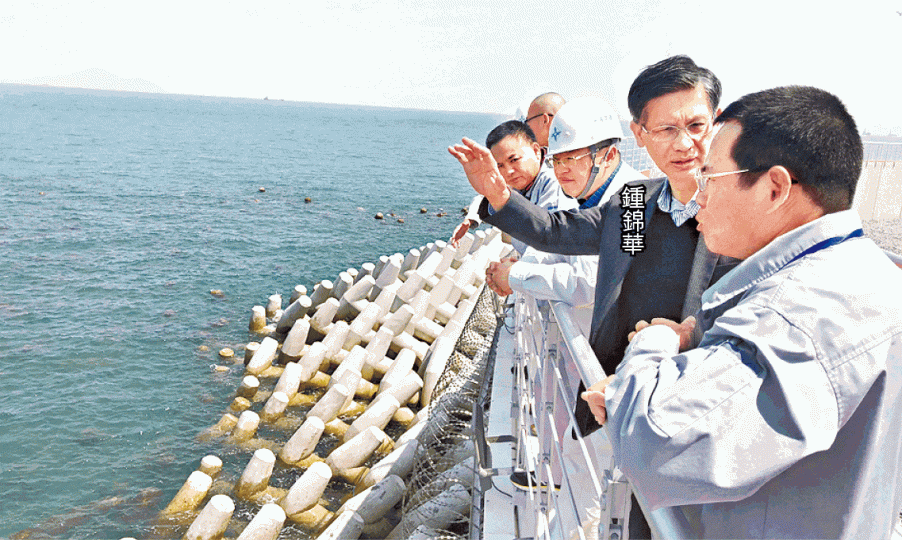 ■路政署長鍾錦華前日與大橋管理局人員登人工島,視察防波堤狀況。路政署圖片 ■路政署長鍾錦華前日與大橋管理局人員登人工島,視察防波堤狀況。路政署圖片