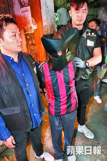 ■疑兇昨晚被探員押返兇案現場蒐證。黎家駒攝■警員到現場附近肉檔查看閉路電視片段。 ■疑兇昨晚被探員押返兇案現場蒐證。黎家駒攝■警員到現場附近肉檔查看閉路電視片段。