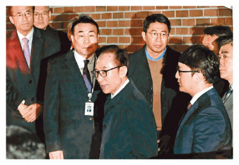■李明博(中)上月被捕。美聯社 ■李明博(中)上月被捕。美聯社