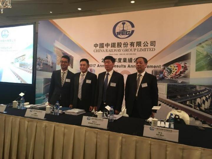 ■中鐵總裁張宗言(右二)指基建規模在上升,「蛋糕會越做越大」。 ■中鐵總裁張宗言(右二)指基建規模在上升,「蛋糕會越做越大」。