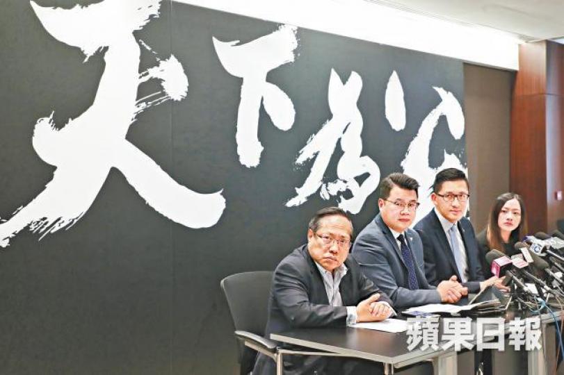 ■民主黨昨公佈眾籌計劃,希望集港人之力調查梁振英UGL涉貪案。許頌明攝梁振英 ■民主黨昨公佈眾籌計劃,希望集港人之力調查梁振英UGL涉貪案。許頌明攝梁振英