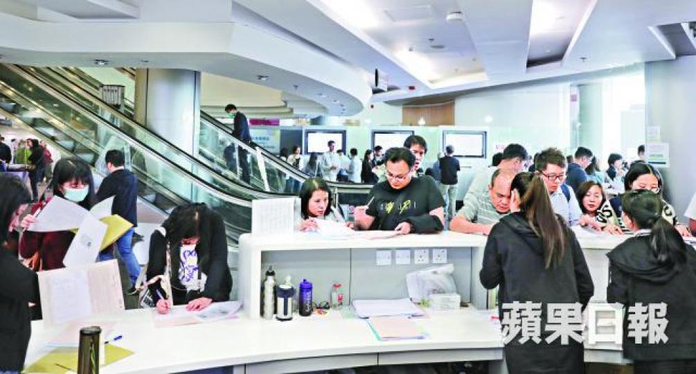 ■新居屋申請今晚截止,樂富房委會客務中心連日來擠滿埋首填表的市民。王心義攝■填表區擺放多個印章(左圖),供申請者蓋上正確銀碼。 ■新居屋申請今晚截止,樂富房委會客務中心連日來擠滿埋首填表的市民。王心義攝■填表區擺放多個印章(左圖),供申請者蓋上正確銀碼。
