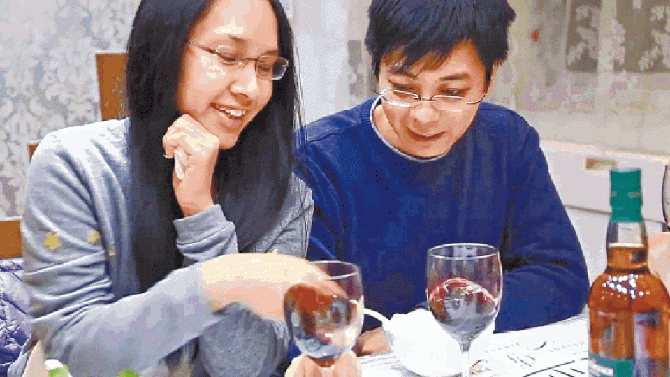 ■死者女友郭琪恩(左)查出死者最後現身荃灣;右為死者張萬里。 ■死者女友郭琪恩(左)查出死者最後現身荃灣;右為死者張萬里。