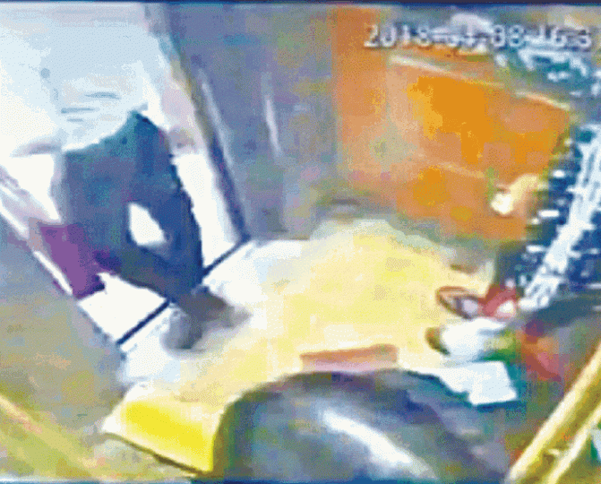 【一人出(車立)】■一名男住客於7樓離開升降機,(車立)內剩下何氏夫婦。【狂升40秒】■何先生感不妥後按掣,何太走近丈夫查看,升降機急升40秒後畫面中斷。 【一人出(車立)】■一名男住客於7樓離開升降機,(車立)內剩下何氏夫婦。【狂升40秒】■何先生感不妥後按掣,何太走近丈夫查看,升降機急升40秒後畫面中斷。