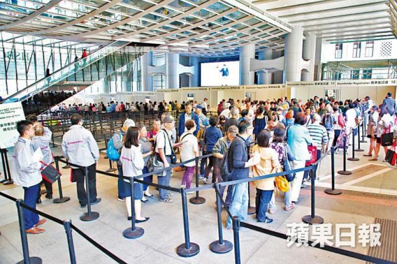 ■匯控昨日舉行股東非正式會議,大批小股東排隊入場。晉平安攝 ■匯控昨日舉行股東非正式會議,大批小股東排隊入場。晉平安攝