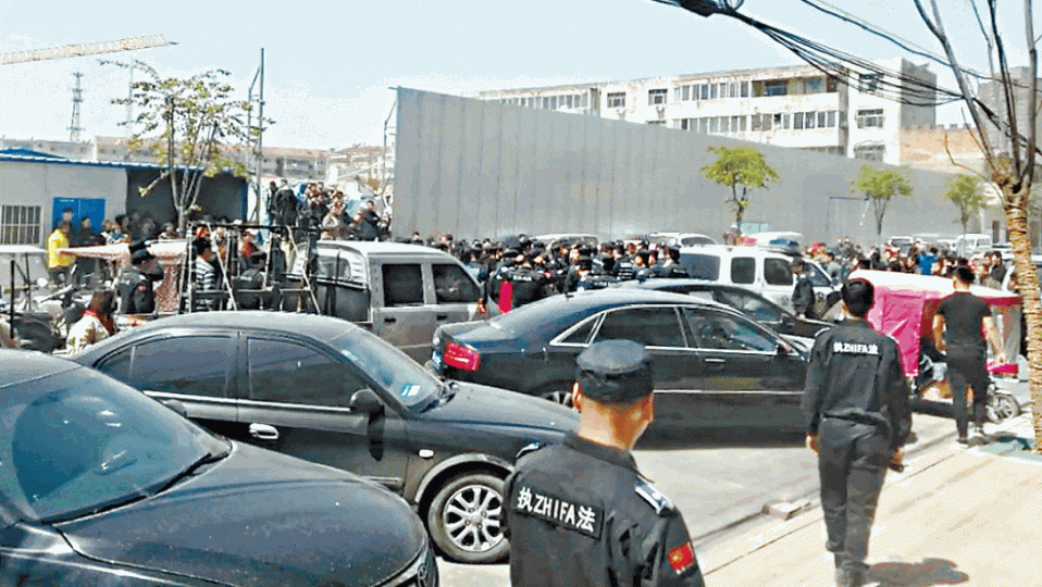 ■城管及警員在街頭爆衝突。 ■城管及警員在街頭爆衝突。