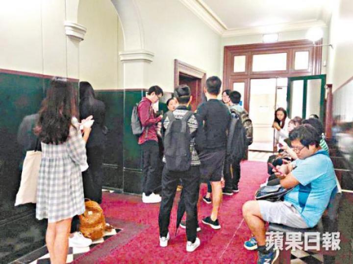 ■大批記者無法入內旁聽,只能在庭外守候。 《蘋果》特約記者Cat Chen攝 ■大批記者無法入內旁聽,只能在庭外守候。 《蘋果》特約記者Cat Chen攝