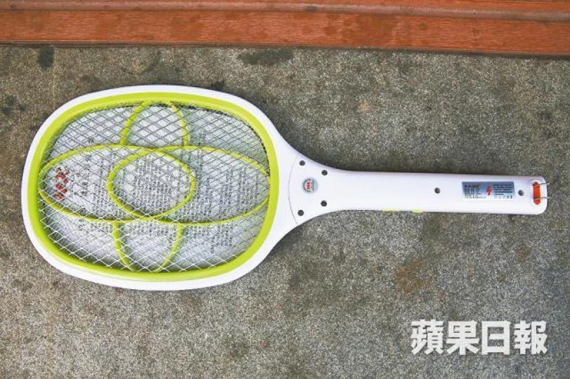 ■與肇事電蚊拍同款的產品於鴨寮街賣45元。■起火單位戶主的母親昨到場檢視損毀情況。黃江奇攝 ■與肇事電蚊拍同款的產品於鴨寮街賣45元。■起火單位戶主的母親昨到場檢視損毀情況。黃江奇攝