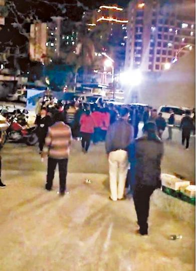 ■升降機奪命事故引來市民圍觀。 ■升降機奪命事故引來市民圍觀。